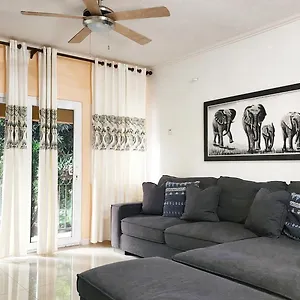 Apartment Upscale New With Pool, Kingston